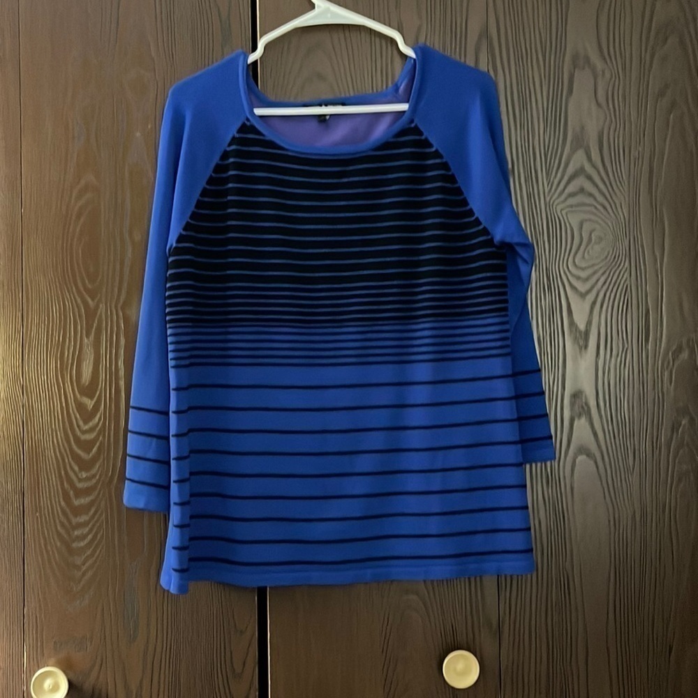 Cable & Gauge bright blue top with black stripes on the front. Size XL.